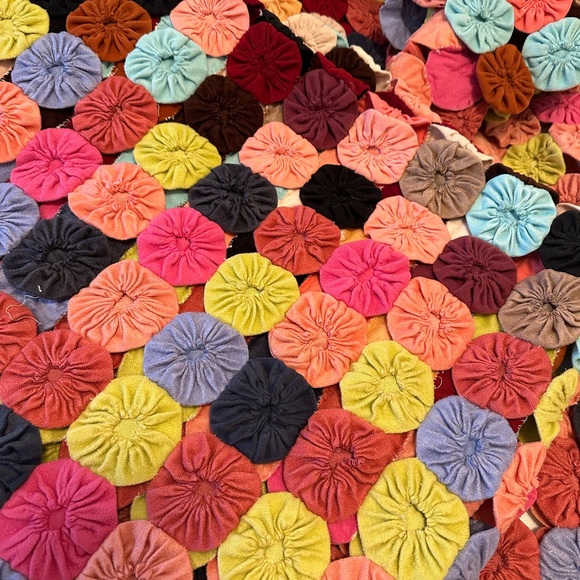 Stunning vintage, Yo-yo Quilt - Picture 3 of 7